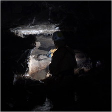 jarvist frost - canon g5 - king pot - kate entering the t-shape passage - holding flash - thomas behind - square crop