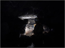 jarvist frost - canon g5 - king pot - kate entering the t-shape passage - holding flash - thomas behind