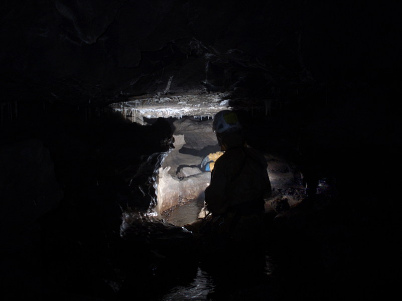 jarvist frost - canon g5 - king pot - kate entering the t-shape passage - holding flash - thomas behind