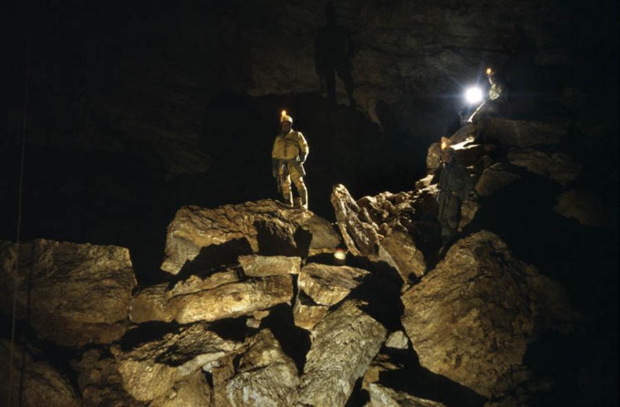 groupfaultyboulders01 - Boulder pile below Faulty Towers, Migovec System (D. Wilson)