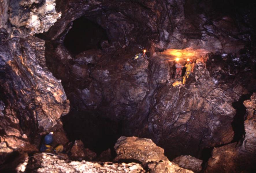 m16connection01 - Making the connection between Level 2 and M16, Migovec System, Slovenia (S. Adler)