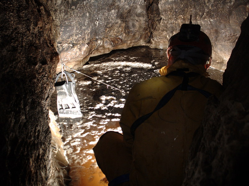 2010-04-17-15.17.18 - Jarvist Frost - Canon Powershot G5 - sump - william pointing flash into sump water